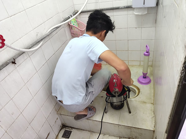 桥头镇管道堵塞冒臭气 专业师傅现场解决问题