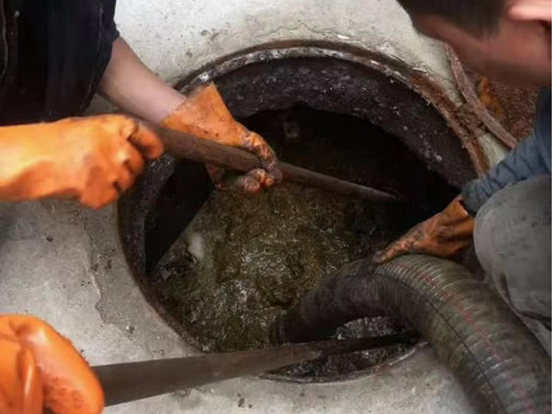 桥头镇清理化粪池时如何避免沼气的危害？